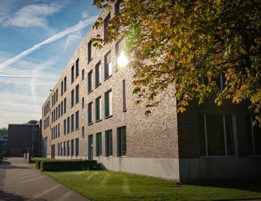Das Schulgebäude des MSMG in der Herbstsonne