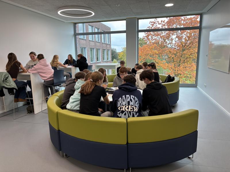 Lerncluster mit runder Sitzbank