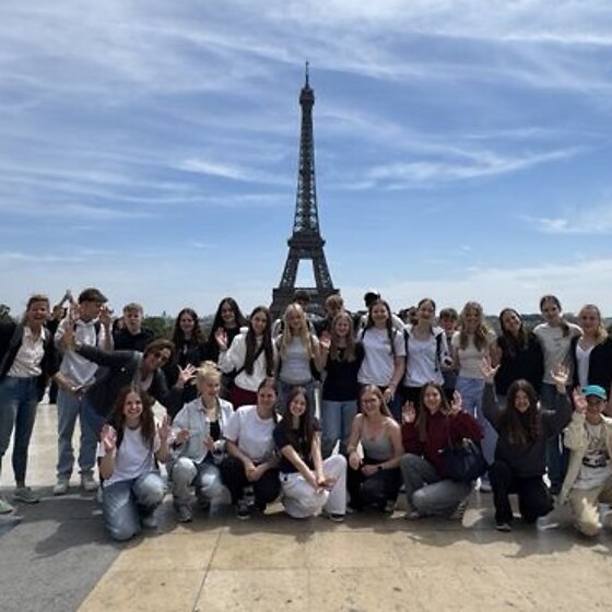Schülergruppe auf einer Fahrt nach Paris vor dem Eiffelturm